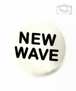 Przypinka New Wave Napis Na Białym Buton Pin