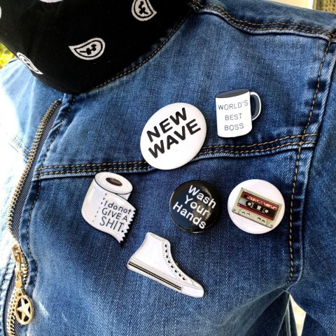 Przypinka Vegan Czarny Naois Na Białym Buton Pin