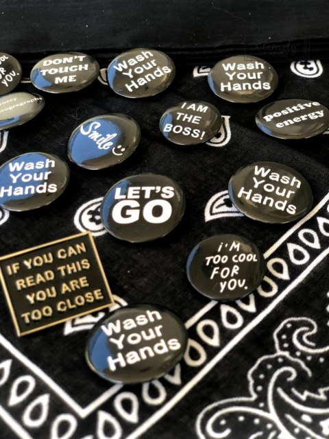 Przypinka Vegan Czarny Naois Na Białym Buton Pin