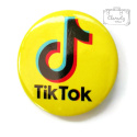 Przypinka Tik Tok Czarny Na Żółtym Buton Pin