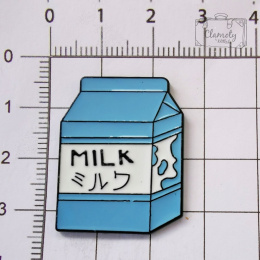 Przypinka Kartonik Milk Niebiesko-Biały Buton Metal Pin 1