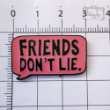 Przypinka Napis Czarny Na Czerwonym Friends Dont Lie Buton Metal Pin 1