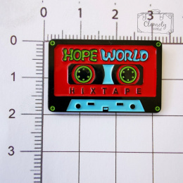 Przypinka Kaseta Magnetofonowa Czerwona Hope World Buton Metal Pin 1