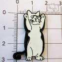 Przypinka Kotek Czarno-Biały Siedzący Z Łapkami Do Góry Buton Metal Pin 1