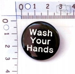 Przypinka Wash Your Hands Biały Napis Button Pin