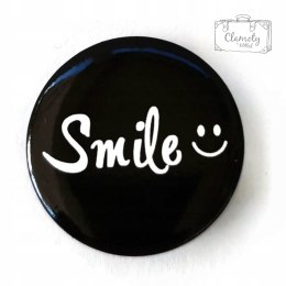 Przypinka Button Smile Biały Napis Czarne Tło