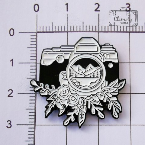 Przypinka Biało Czarny Aparat Metal Pin