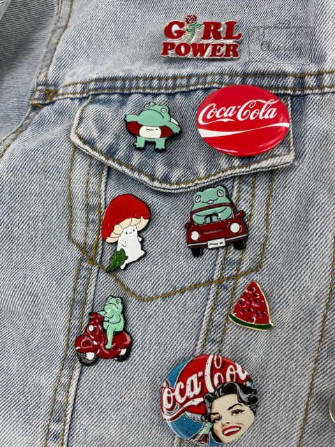 Przypinka Metalowa Kaczka w Czapce z Torebką