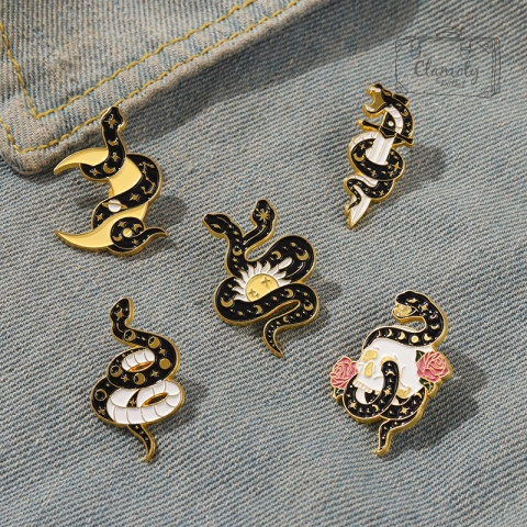 Przypinka Metal Wąż na Księżycu Snacke Moon Pin