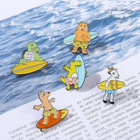 Metalowa Przypinka Krokodyl Surfer Surf