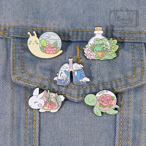 Metalowa Przypinka Królik Bunny Z Kwiatkiem