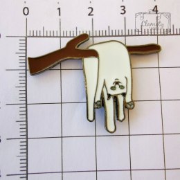 Przypinka Kotek Biały Wiszący Na Gałęzi Buton Metal Pin 1