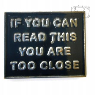 Przypinka Napis Ostrzegawczy Jesteś Za Blisko Na Czarnym Tle Buton Metal Pi