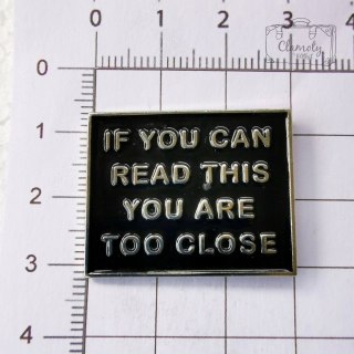 Przypinka Napis Ostrzegawczy Jesteś Za Blisko Na Czarnym Tle Buton Metal Pi