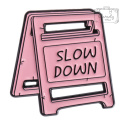 Metalowa Przypinka Znak Ostrzegawczy Slow Down Pin