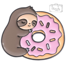 Metalowa Przypinka Leniwiec Z Różowym Pączkiem Donut Sloth Pin