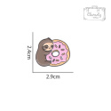 Metalowa Przypinka Leniwiec Z Różowym Pączkiem Donut Sloth Pin