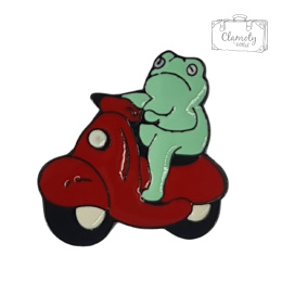 Metalowa Przypinka Zielona Żaba Na Skuterze Frog Scooter Pin