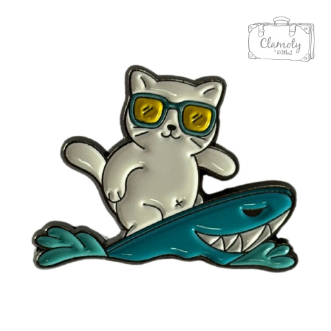 Metalowa Przypinka Pin Biały Kot Na Rekinie White Cat On A Shark