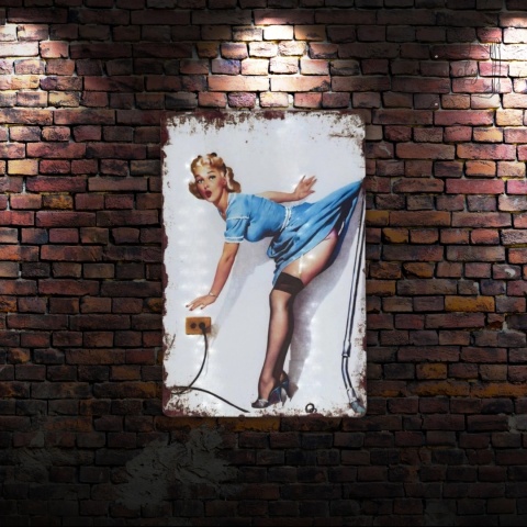 Tablica Ozdobna Blacha Pin-up Girl Skłon Gniazdko 20x30 cm Retro Vintage