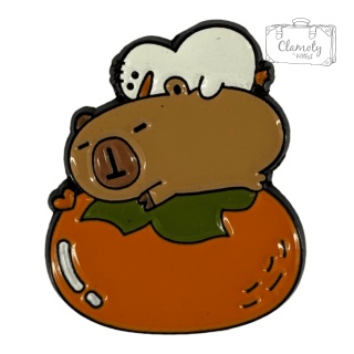 Metalowa Przypinka Gęś Leżąca Na Kapibarze A Goose On A Capybara Pin