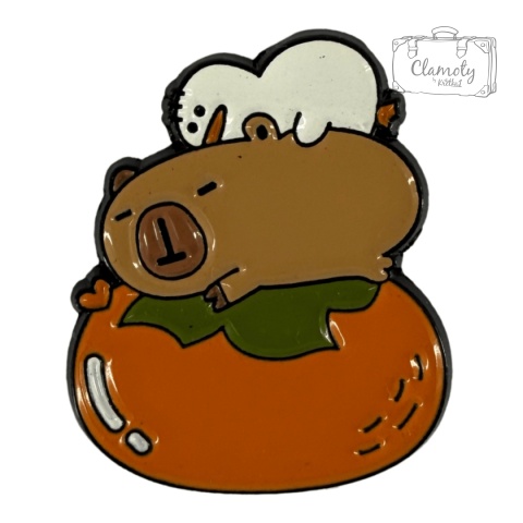 Metalowa Przypinka Gęś Leżąca Na Kapibarze A Goose On A Capybara Pin