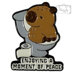 Metalowa Przypinka Enjoing A Moment Of Peace Kapibara Na Toalecie Pin
